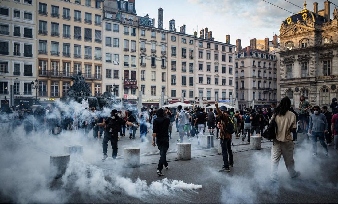 Francia despliega blindados y aumenta presencia policial para contener violentos disturbios. Foto AFP