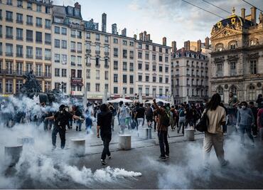 Violencia en Francia. Muere joven al caer de edificio durante protestas