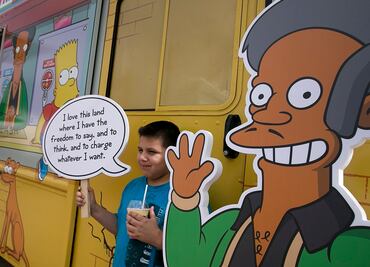 El actor que dio voz a Apu pide perdón a la comunidad india