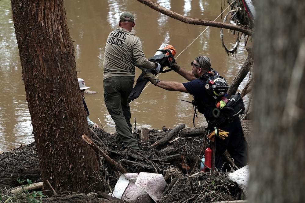 Héroe en Texas: nadador salva a 165 personas de las mortales inundaciones en Camp Mystic EFE/EPA/DUSTIN SAFRANEK