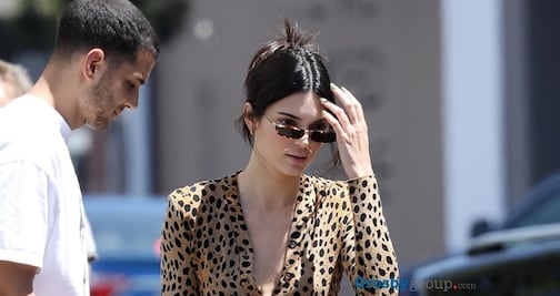 Kendall Jenner luce silueta con minivestido de guepardo