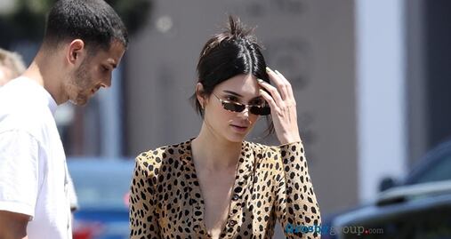 Kendall Jenner luce silueta con minivestido de guepardo