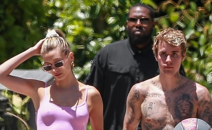 Hailey Bieber luce braless y microshort en partido con Justin 