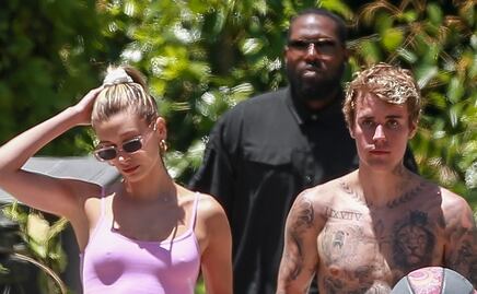 Hailey Bieber luce braless y microshort en partido con Justin 