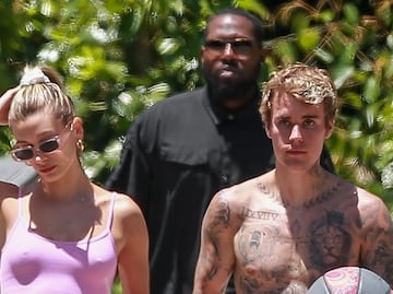 Hailey Bieber luce braless y microshort en partido con Justin