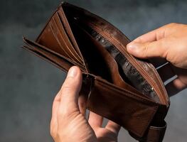 Minorías en EU: menos propensas a recibir cheques de estímulo