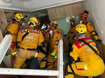 Taiwán continúa la búsqueda de más de 600 personas atrapadas y desaparecidas tras sismo