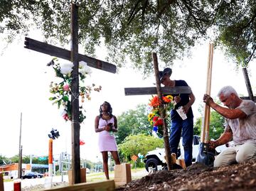 Muestras de dolor por los afroamericanos asesinados por motivo racial en Florida