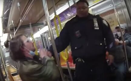 Video. Policía golpea a hombre en situación de calle en Metro de NY