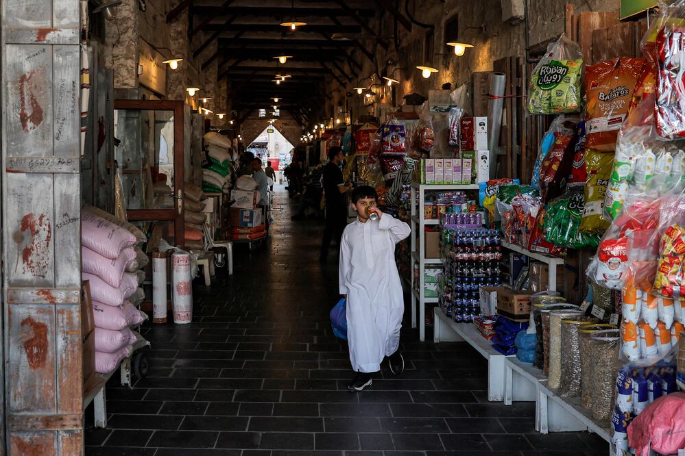 EU recomienda que sus ciudadanos en Qatar se resguarden en sus casas hasta nuevo aviso. (Photo by Karim JAAFAR / AFP)