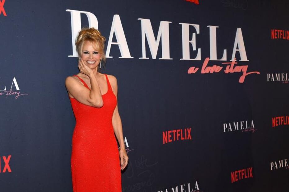 Pamela Anderson seduce con vestido rojo al estilo Jessica Rabbit en Los Ángeles 