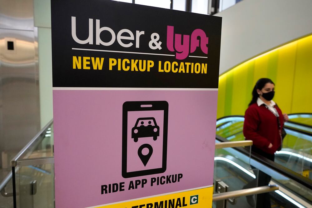 Conductores de Uber y Lyft inician paros masivos exigiendo mejores salarios en Estados Unidos y Canadá. (AP Photo/Steven Senne, File)