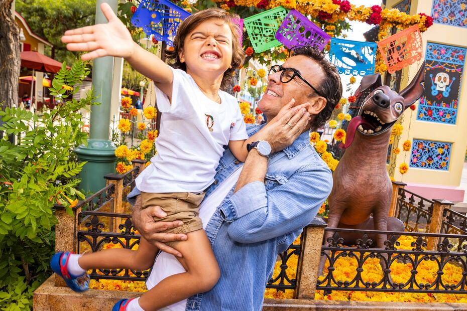 Adal Ramones y su familia visitan Disneyland Resort. Fotos: Cortesía Disneyland Latino