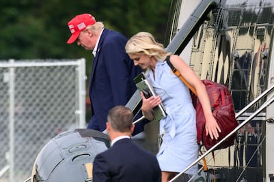 ¿Quién es Natalie Harp? La asistente de 35 años que se ha vuelto inseparable de Trump
