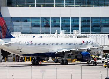 Aerolínea ofrece 10,000 dólares a viajeros por cambiar un vuelo sobrevendido
