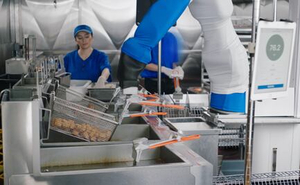 Flippy, el robot que cocina hamburguesas llegará a Chicago