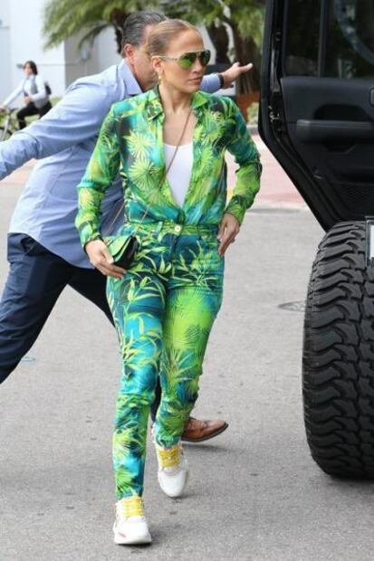Jennifer Lopez conquista Miami con look inspirado en su icónico vestido Versace 