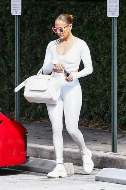 Jennifer Lopez luce su conjunto blanco más ajustado en Miami