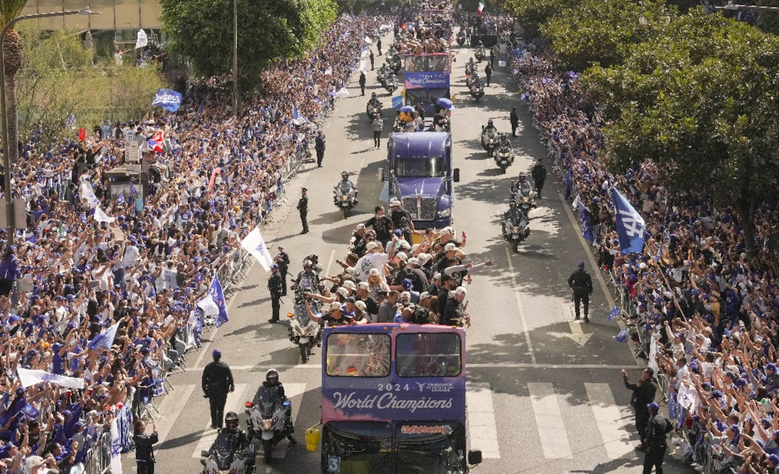 Desfile de los Dodgers: un millón de fanáticos toman las calles para celebrar título de Serie Mundial (AP Foto/Damian Dovarganes)