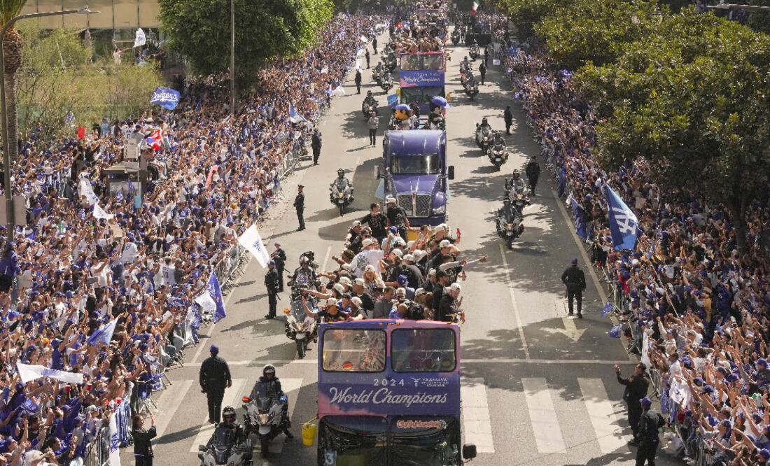 Desfile de los Dodgers: un millón de fanáticos toman las calles para celebrar título de Serie Mundial (AP Foto/Damian Dovarganes)