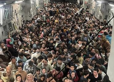 Viral. Foto con más de 600 afganos en avión militar de EU tras huida de talibanes