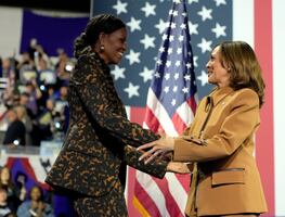 Michelle Obama apela a las mujeres y las insta a defender sus derechos votando por Harris