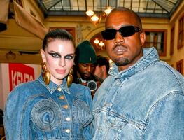 Julia Fox luce minicintura en alfombra roja de desfile con Kanye West