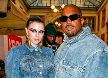 Julia Fox luce minicintura en alfombra roja de desfile con Kanye West