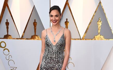 Gal Gadot irradia belleza con espectacular vestido plateado