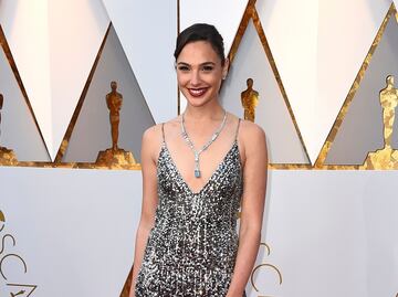 Gal Gadot irradia belleza con espectacular vestido plateado