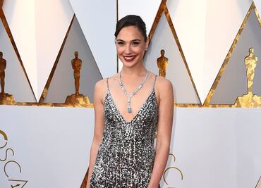 Gal Gadot irradia belleza con espectacular vestido plateado
