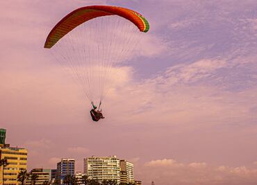 Muere hombre al tirarse en paracaídas del piso 23 de un edificio