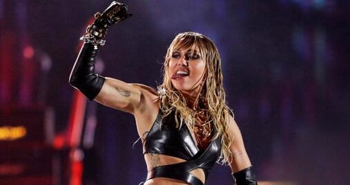 Miley Cyrus presume “abs de infarto" durante viaje al Gran Cañón