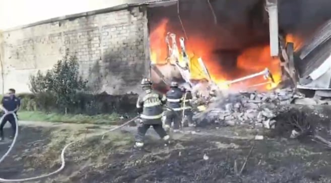 Así fue el momento en que un jet privado se estrelló cerca del Aeropuerto Internacional de Toluca; hay 6 muertos VIDEOS