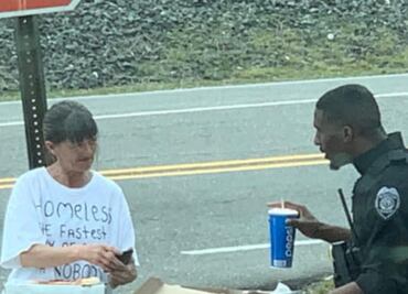 Policía se vuelve viral por compartir su comida con mujer sin hogar en EU