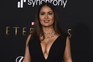 Salma Hayek se roba todas las miradas con espectacular bikini azul en yate