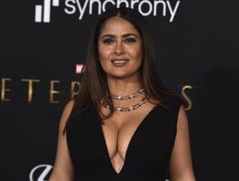 Salma Hayek se roba todas las miradas con espectacular bikini azul en yate
