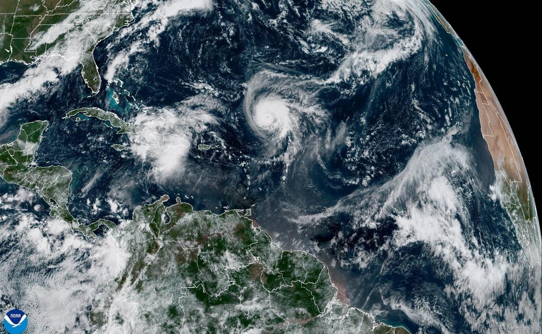 Huracán Humberto ya es categoría 4; podría impactar en el sureste de EU. Foto: EFE/NOAA-NHC
