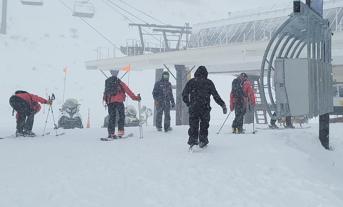 Avalancha en una estación de Palisades Tahoe deja un muerto y un herido. (Mark Sponsler via AP)