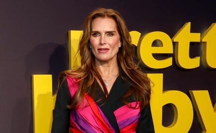 Brooke Shields luce su belleza con bikini blanco a los 57 años