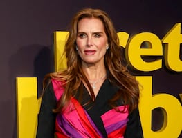 Brooke Shields luce su belleza con bikini blanco a los 57 años