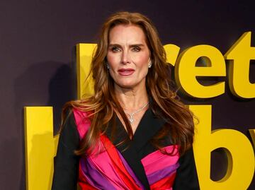 Brooke Shields luce su belleza con bikini blanco a los 57 años