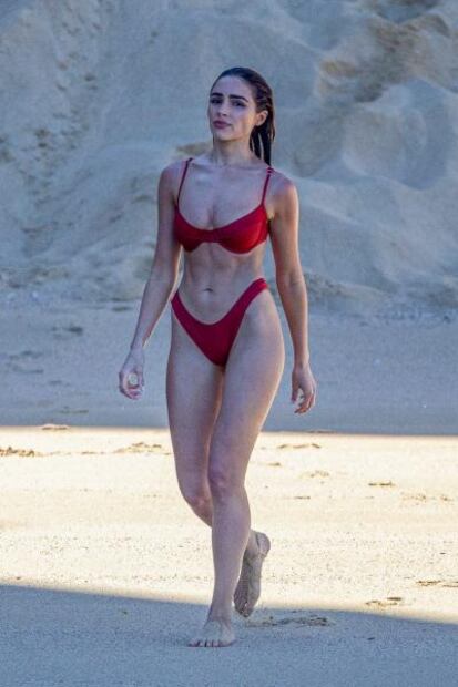 Olivia Culpo presume 'abs de acero' con microbikini en Los Cabos