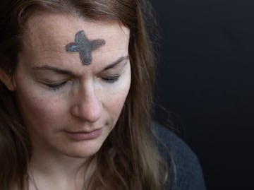 ¿Cuándo es Miércoles de Ceniza en 2024 y por qué te ponen una cruz negra?