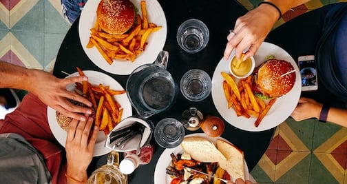 Más sal, azúcar y calorías: la evolución de la comida rápida en 30 años