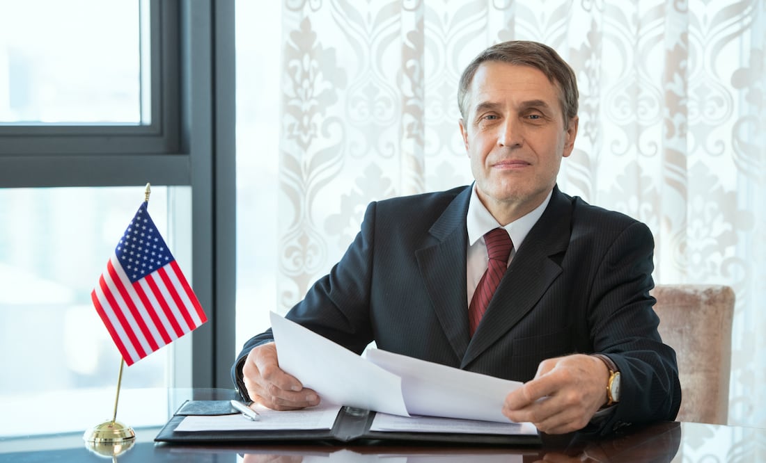 Trabaja en la Embajada de Estados Unidos y gana $393,882 pesos anuales: ¿cuáles son los requisitos? iStock/shironosov