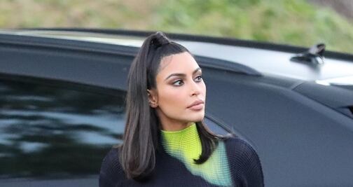 Kim Kardashian impacta con top traslúcido por calles de Calabasas