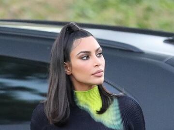 Kim Kardashian impacta con top traslúcido por calles de Calabasas