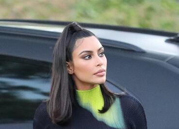 Kim Kardashian impacta con top traslúcido por calles de Calabasas