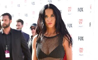 Katy Perry irradia belleza con atuendo totalmente transparente en Nashville 